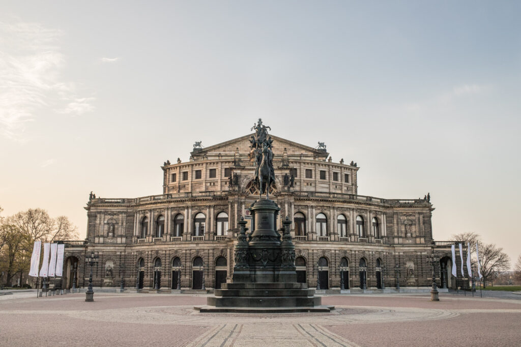 Foto der Semperoper Dresden, Frontalansicht